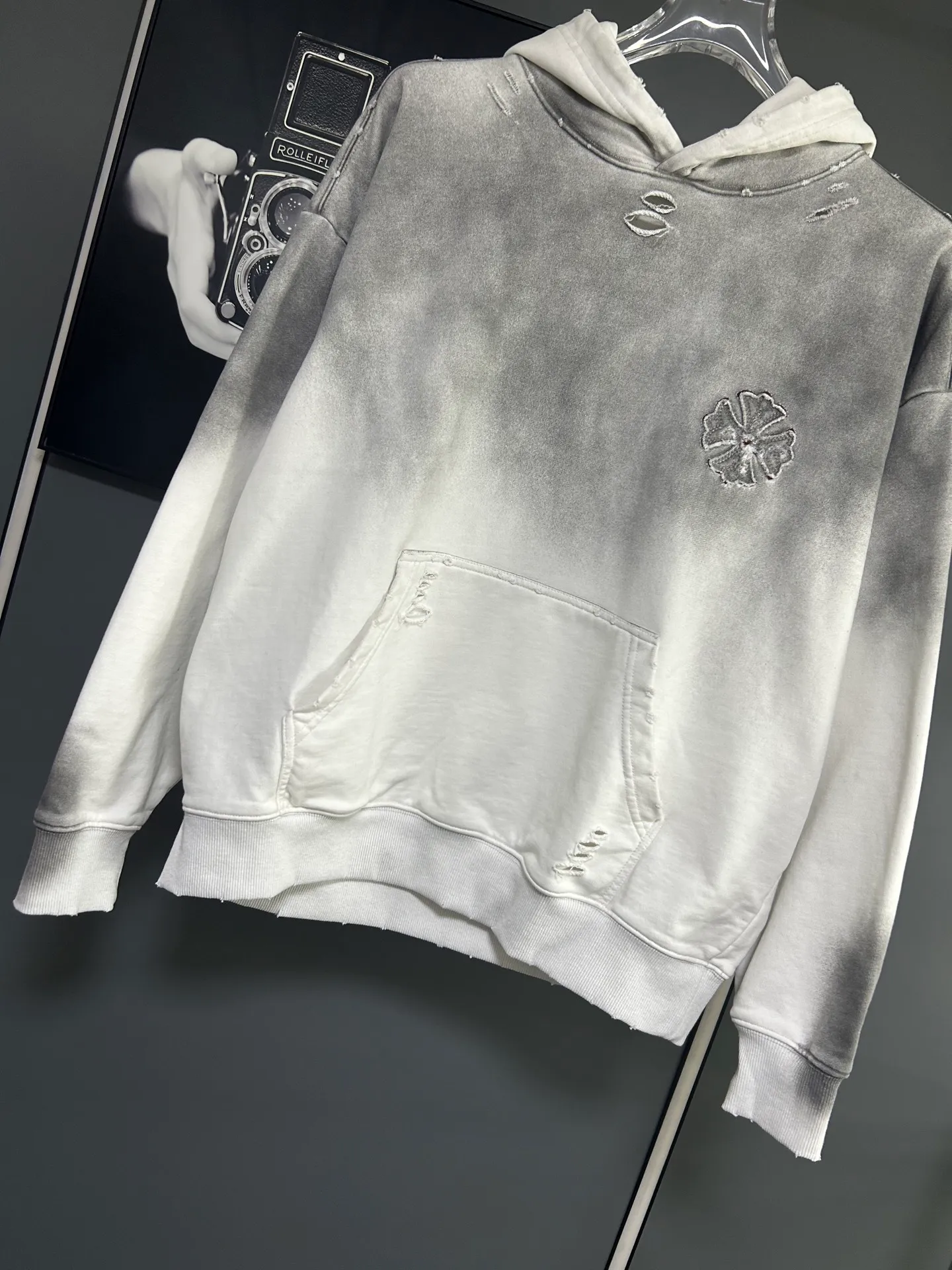 P310 𝗖𝗵𝗿𝗼𝗺𝗲 𝗛𝗲𝗮𝗿𝘁𝘀/Cro Heart 2025 Cross Patch Embroidery Summer New Original Single Counter American Acid Washed Distressed Laser Burnt Patch Embroidery Couple Casual Hooded Sweatshirt 👑The highest version! Customized fabric 440g tripe terry fabric! American acid-washed and distressed original fabric laser burnt ✟appliqué embroidery and exquisite embroidery of letters! The best-selling model at the counter. It is very comfortable to wear. It is low-key yet luxurious. It is very classy when worn. The large size and tailoring are needless to say. The upper body is exquisite and vivid. 👍High-end first-class materials. A truly palace-level product. The cotton from Turkey is of outstanding quality. After heavy washing, the clothes are very soft! Not picky, the upper body is absolutely stylish and extremely luxurious. Auxiliary materials: The original model has been authenticated and labeled ➕100% silk washed with water label. Genuine purchase-grade original hangtag➕matching hanging rope➕3D hanging beads➕original packaging bag. Craftsmanship: The original version has consistent wiring! The highest version of the armhole matching technique! Countless times of pattern making to 100% restore the original appearance! The correct version is the same for men and women, super eye-catching, super good-looking, and super atmospheric! Color: black, white and gray Size, XS S M L
